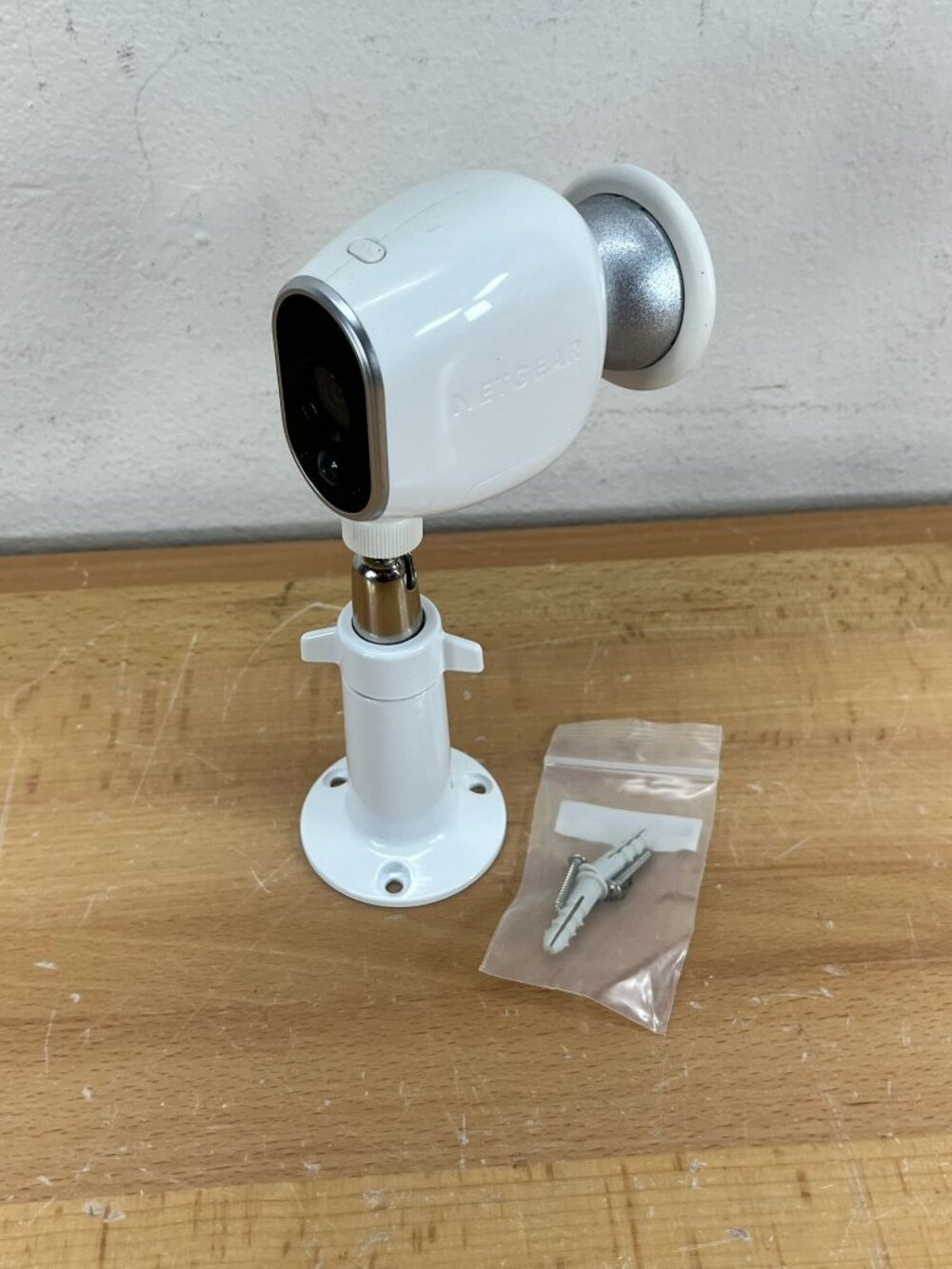 NETGEAR ARLO VMC3030 Indoor/Outdoor Security Camera & 2 Mounts - Picture 3 of 8